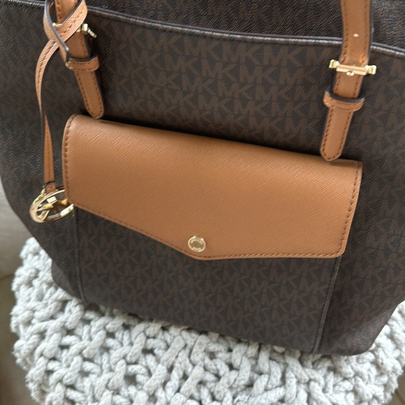 Michael Kors monogram handbag in brown and gold. - Picture 2 of 8